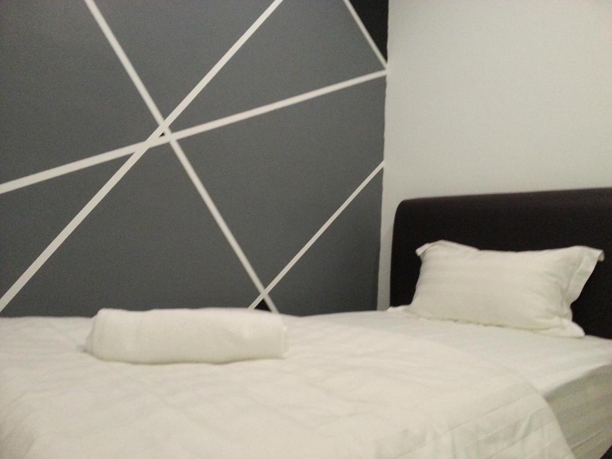 Comma Hotel Bandar Saujana Putra Exterior photo