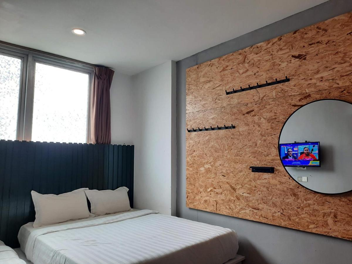 Comma Hotel Bandar Saujana Putra Exterior photo