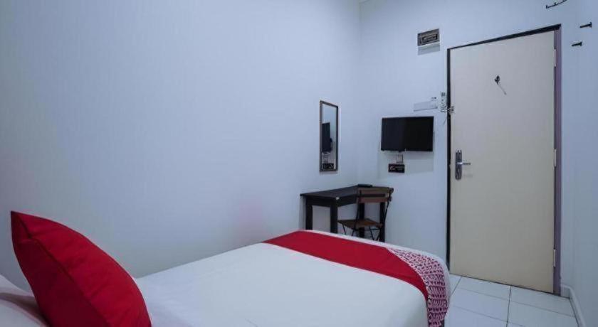 Comma Hotel Bandar Saujana Putra Exterior photo